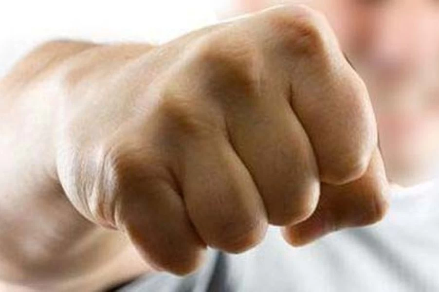 Ξυλοκόπησαν άγρια αστυνομικό επειδή τόλμησε να… πατήσει κόρνα – Τον άφησαν ημιλιπόθυμο στο δρόμο!